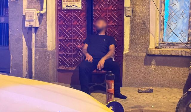 Sokakta sandalye üzerinde sızan şahıs polisi harekete geçirdi