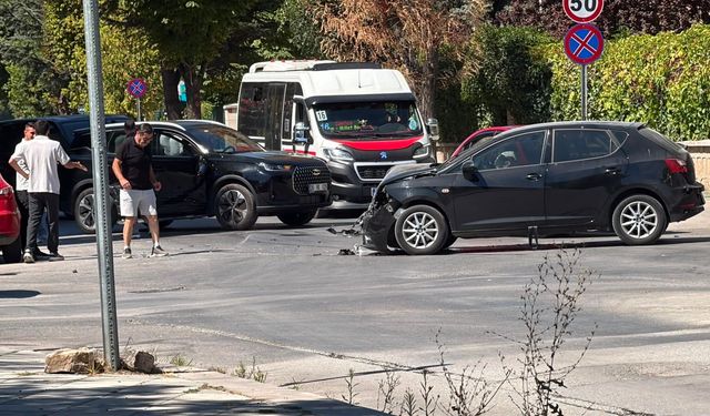 2 Otomobil çarpıştı!