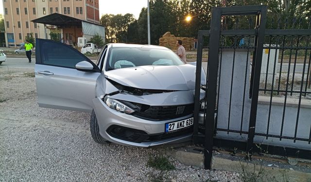 Otomobil binaya çarptı: Ağır yaralı çocuk Eskişehir’e sevk edildi