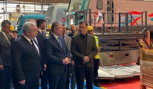 Eskişehir’de üretilen dev lokomotifi Vali Yılmaz kullandı