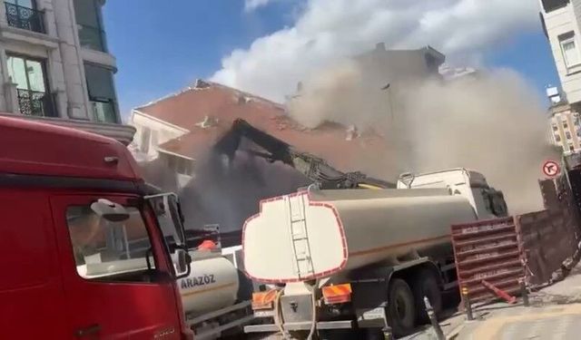 4 Katlı bina aniden çöktü