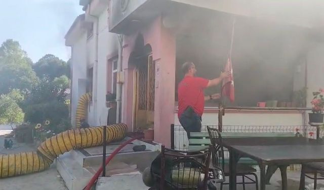 İtfaiyecinin Türk bayrağı hassasiyeti