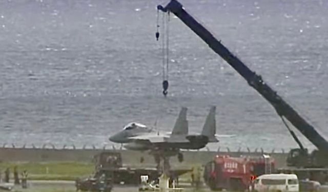 Japonya'ya ait F-15 savaş uçağı, sol kanadının üzerine yattı