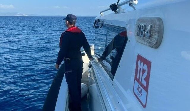 Lastik botta sürükleniyordu, sahil güvenlik kurtardı