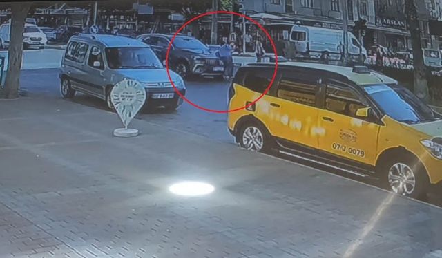 Otomobilin çarptığı kadın metrelerce savruldu