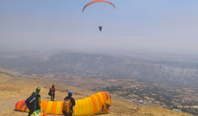 Termalleri paraşütçüleri gökyüzünde tuttu
