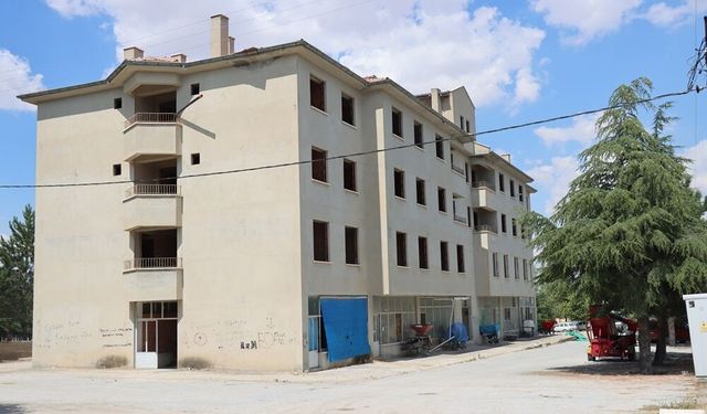 Yıllardır atıl bekliyor, çocuklar çatısına çıkıyor