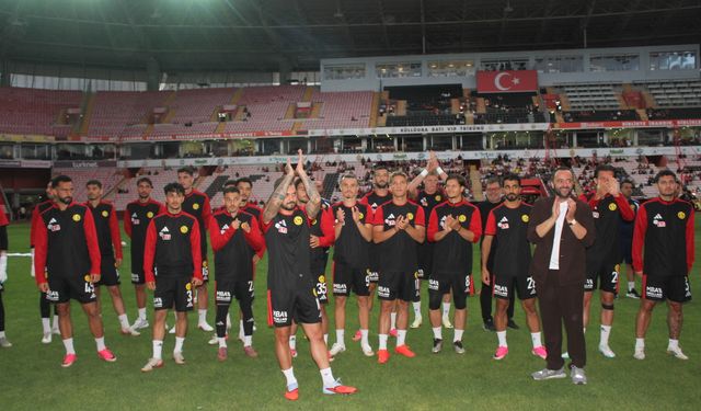 Taraftardan renkli açılış