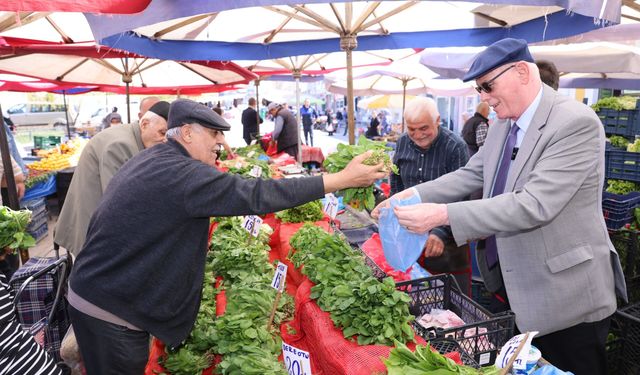 Valla pazarda bile siyaset yapıyorsun…