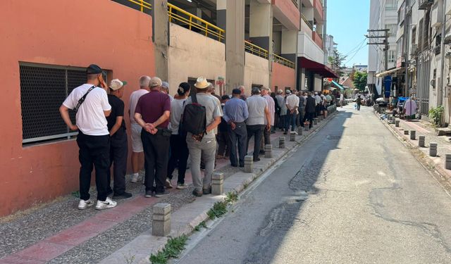 Sıcağa rağmen ucuz yemek için beklediler