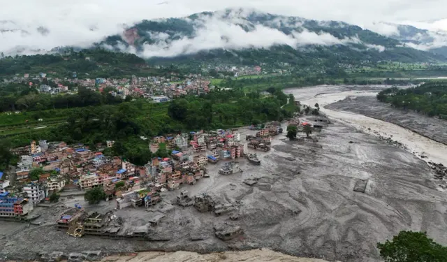 Nepal’de felaket: Can kaybı 400’e yaklaştı