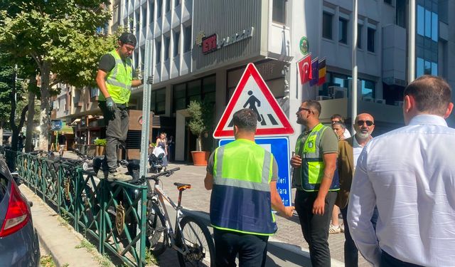 Kızılcıklı'da trafik levhaları yenileniyor...
