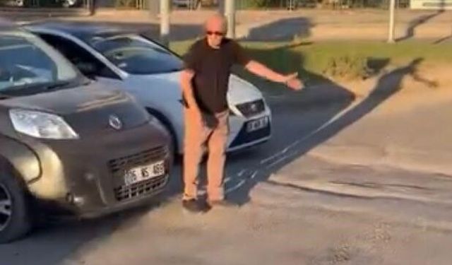 Trafik yoğunluğu oluştu, vatandaş araçların geçişini yönlendirmeye çalıştı