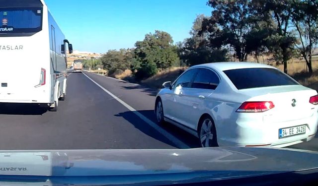 Güvenlik şeridini ihlal edip makas atan otomobil trafiği tehlikeye düşürdü