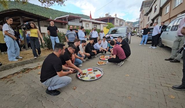 Asırlık gelenek: 200 metreyi 4 saatte geçtiler