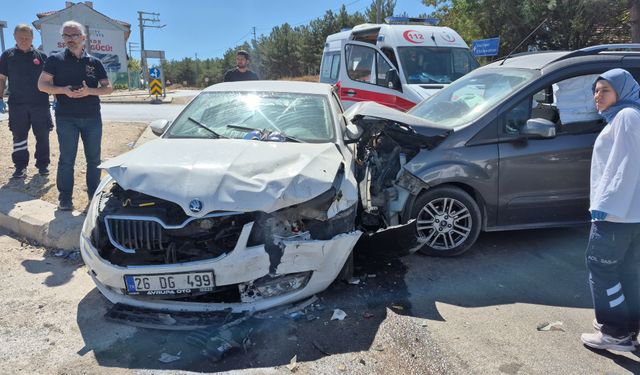 Eskişehir’de iki araç çarpıştı: 3’ü çocuk 7 yaralı