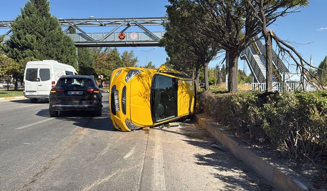 Ticari taksi ile SUV çarpıştı: 2 sürücü yaralandı