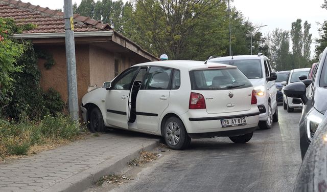 Kontrolden çıkan otomobil karşı şeride geçti