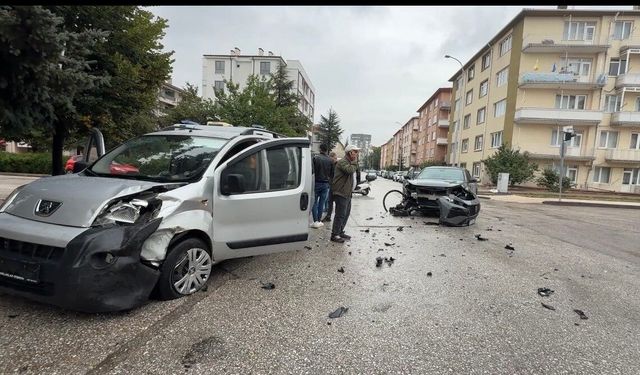 İki araç çarpıştı, sürücü yakınları arasında gerginlik çıktı
