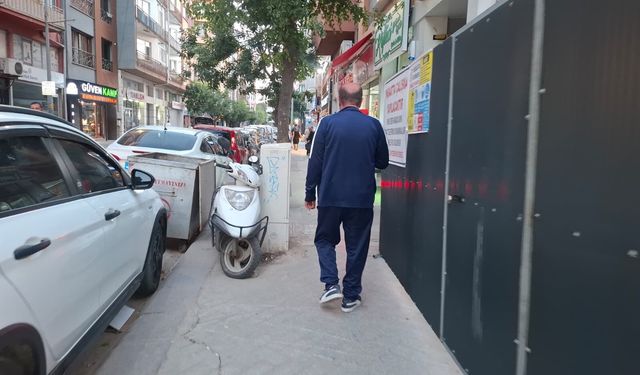 Kaldırım parklar yayaları zorluyor!