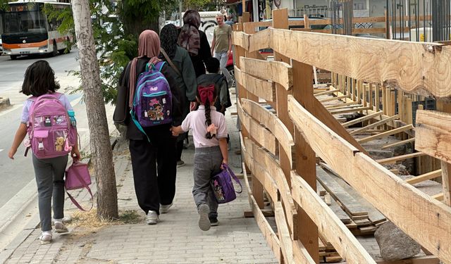 İnşaat kaldırımı kapattı