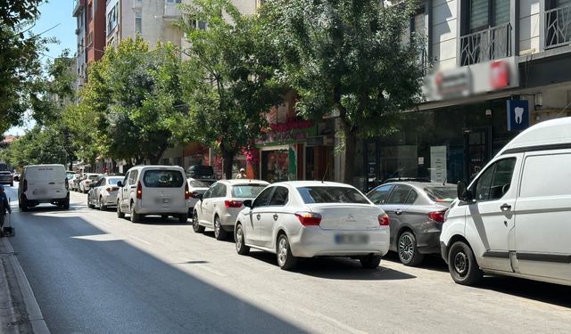 Çift sıra park trafiği kilitliyor