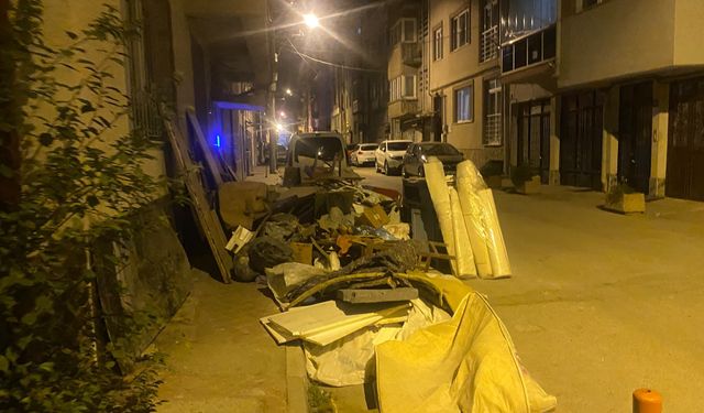 Gökmeydan’da kaldırım çöplüğe döndü!