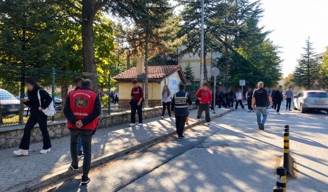 Polis okul çevrelerini mercek altına aldı