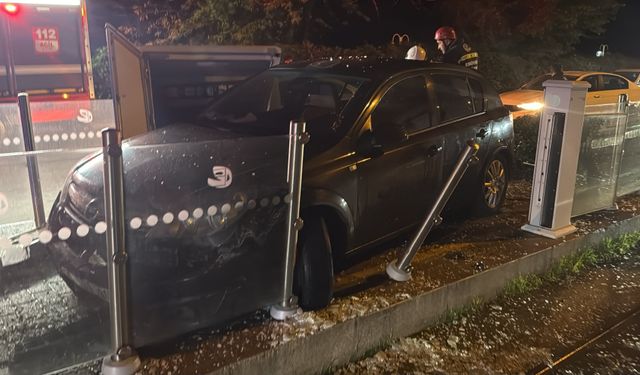 Tramvay durağında faciadan dönüldü!