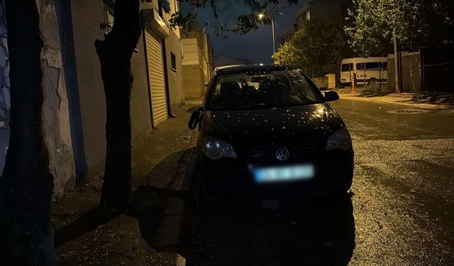 Park halindeki iki otomobile zarar verildi!