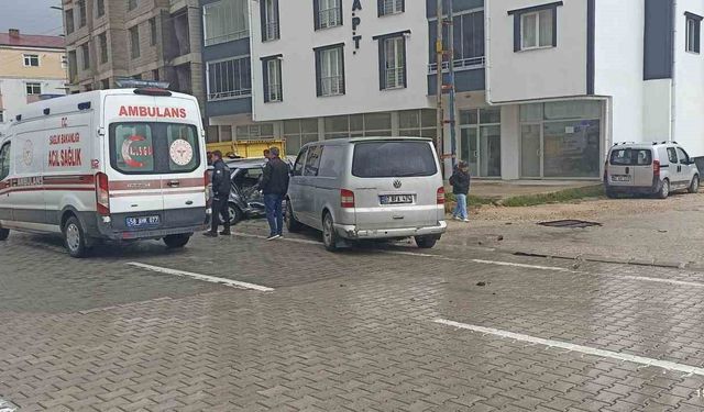 İki araç çarpıştı, 4 kişi yaralandı