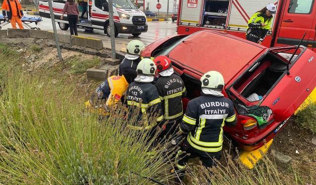 Otobüs ile otomobil çarpıştı: 2 yaralı