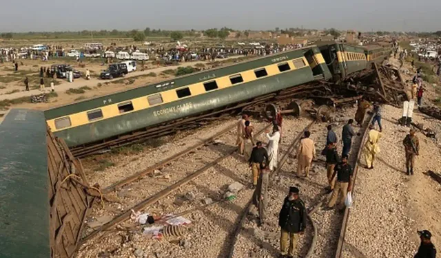Pakistan'da tren kazası: 6 ölü, 30 yaralı