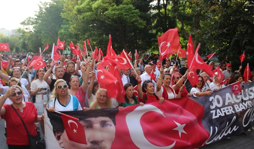 30 fotoğrafla Eskişehir'de 30 Ağustos Zafer Yürüyüşü!