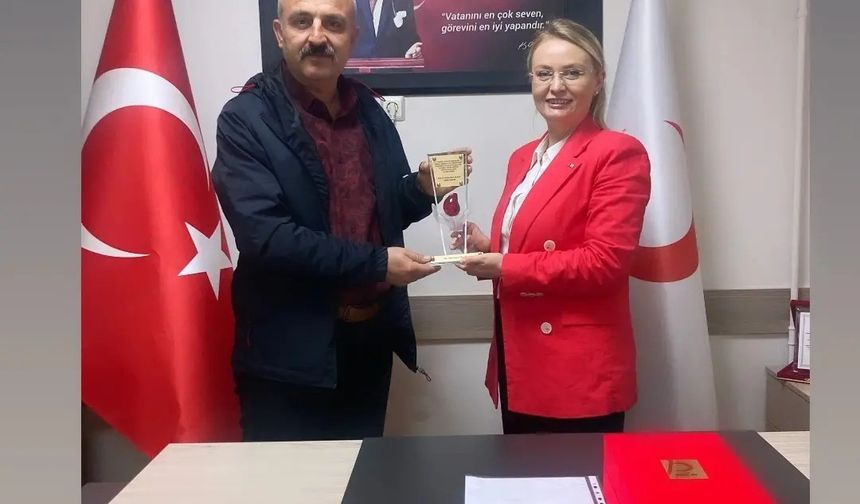 50 kez kan bağışı yapan vatandaşa plaket takdim edildi