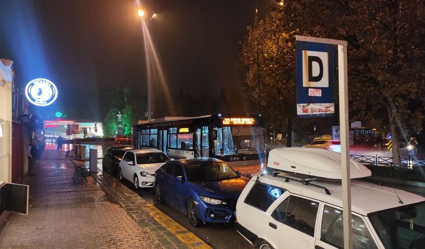 Eskişehir'de otobüs duraklarında araç işgali!