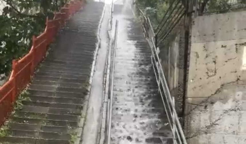 İstanbul'da sağanak yağış: Merdiven şelaleye döndü!