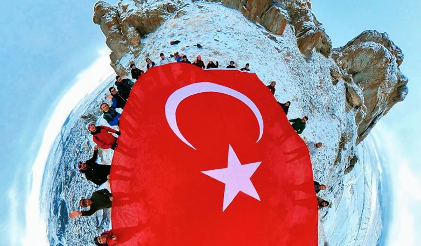 Gönül Dağı’nın zirvesine dev Türk Bayrağı