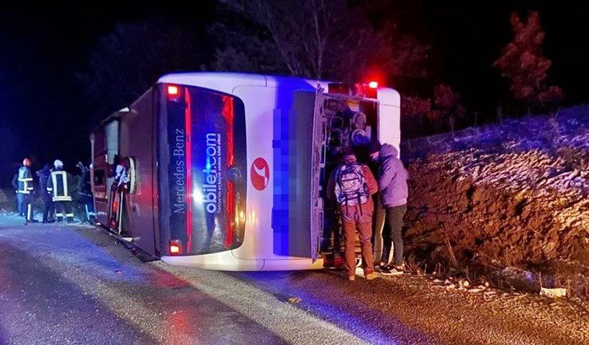 İzmir'den Eskişehir'e gelen yolcu otobüsü devrildi: 18 yaralı