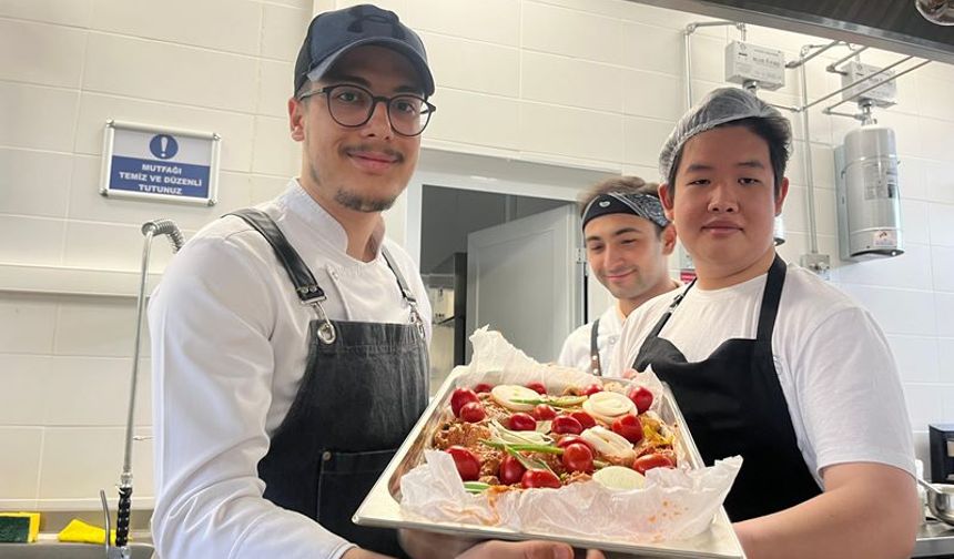 Yabancı öğrenciler Türk aşçılarla yemek yaptı