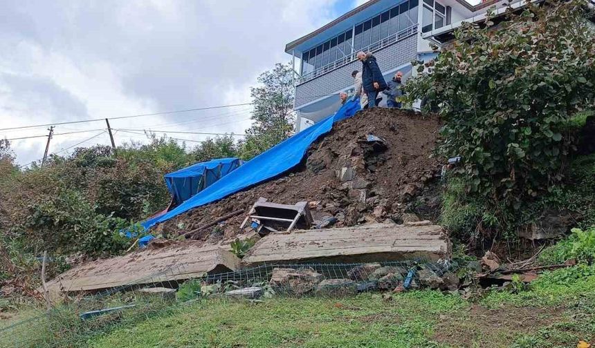 Sağanak nedeniyle istinat duvarı yıkılan ev boşaltıldı