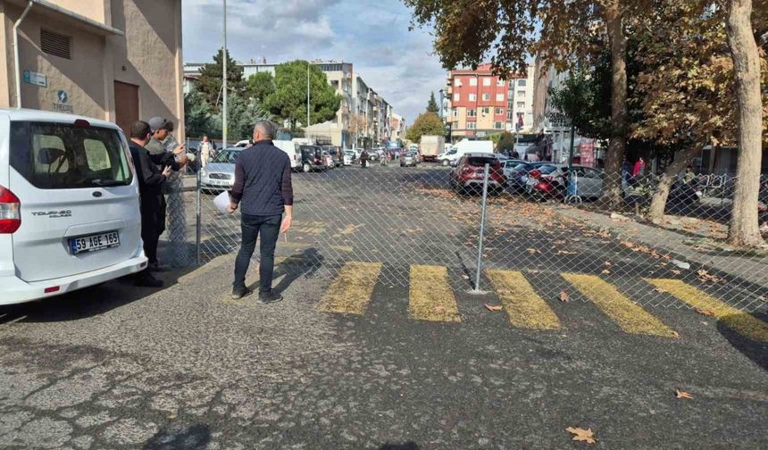 Tapulu yol gerilimi: Yolu tel örgü ile kapattılar