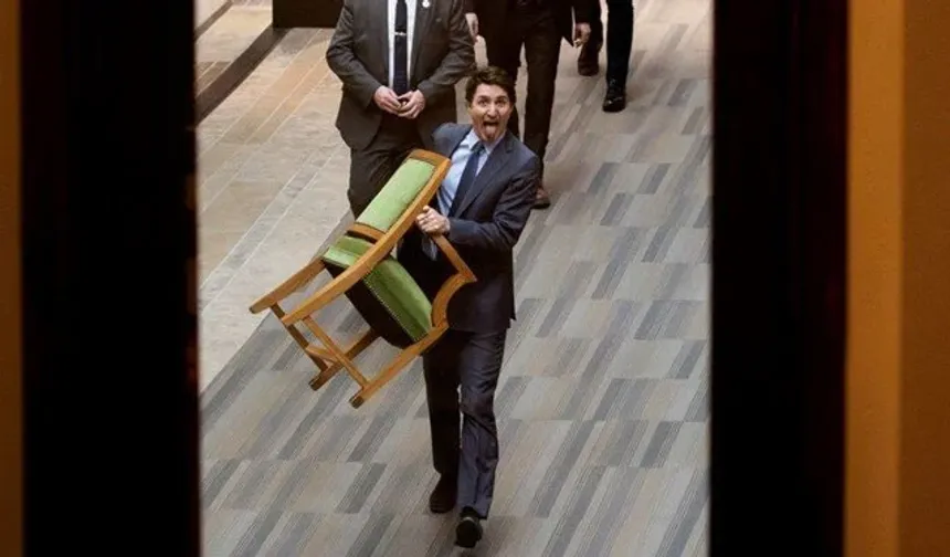 Trudeau sandalyesini de alıp gitti