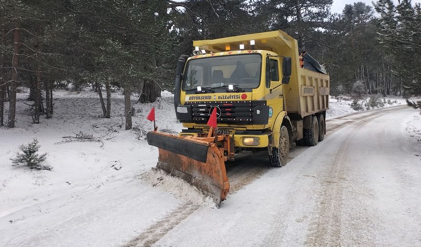 Eskişehir'de karla mücadele çalışmaları sürüyor