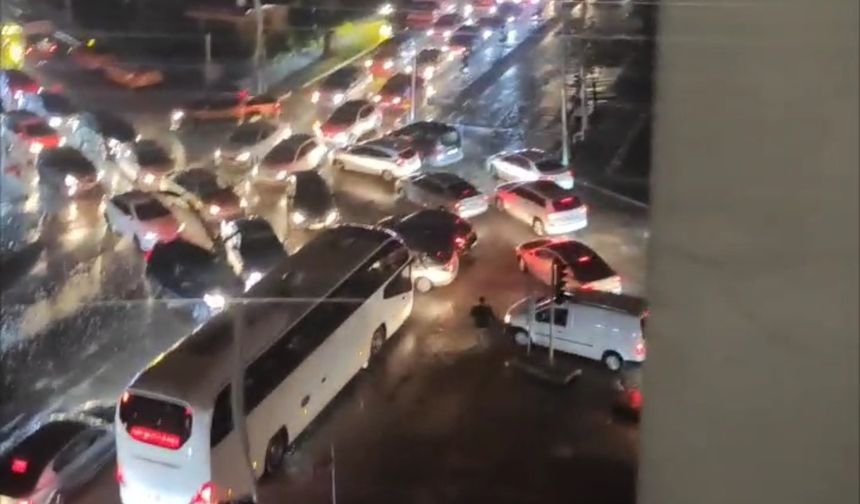 Elektrik kesintisinde hakem düdüğünü alıp trafiği yönetti