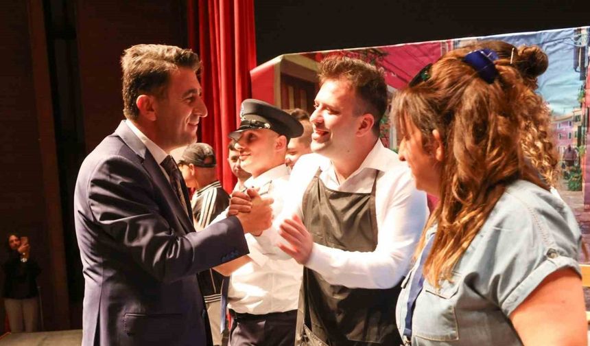 Özel bireyler sahneye çıktı, izleyiciler ayakta alkışladı