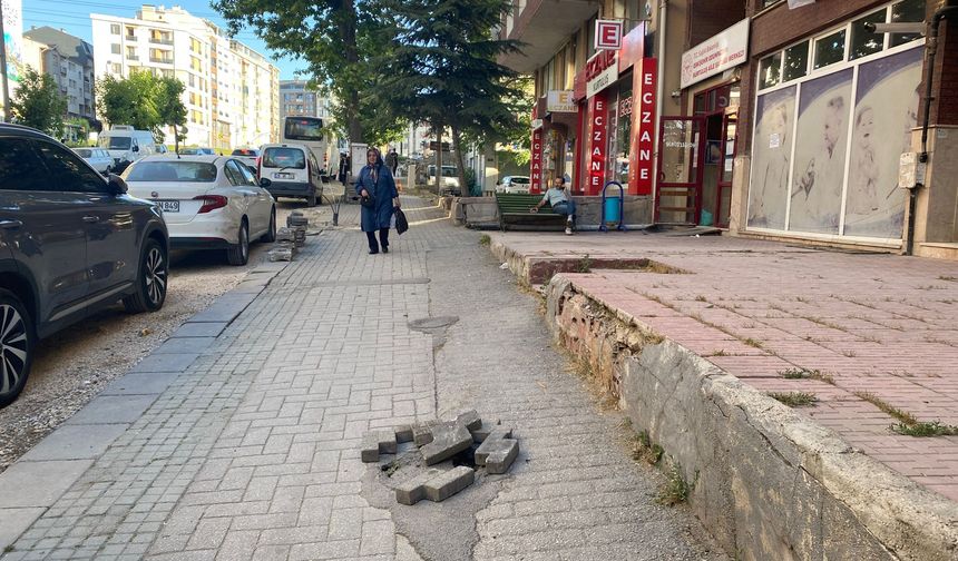 Eskişehir'de bu kaldırım yaya güvenliğini tehlikeye sokuyor!