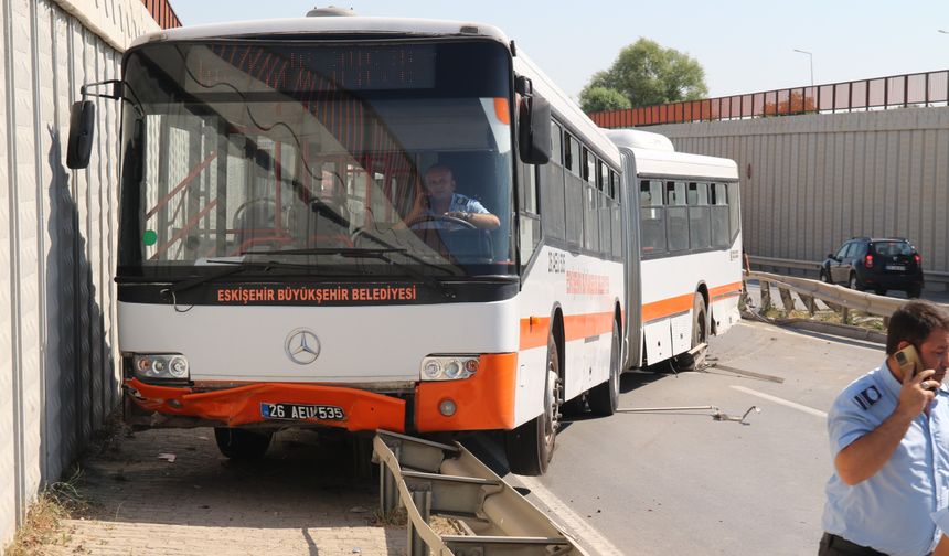 Eskişehir'de belediye otobüsü bariyerlere çarptı!