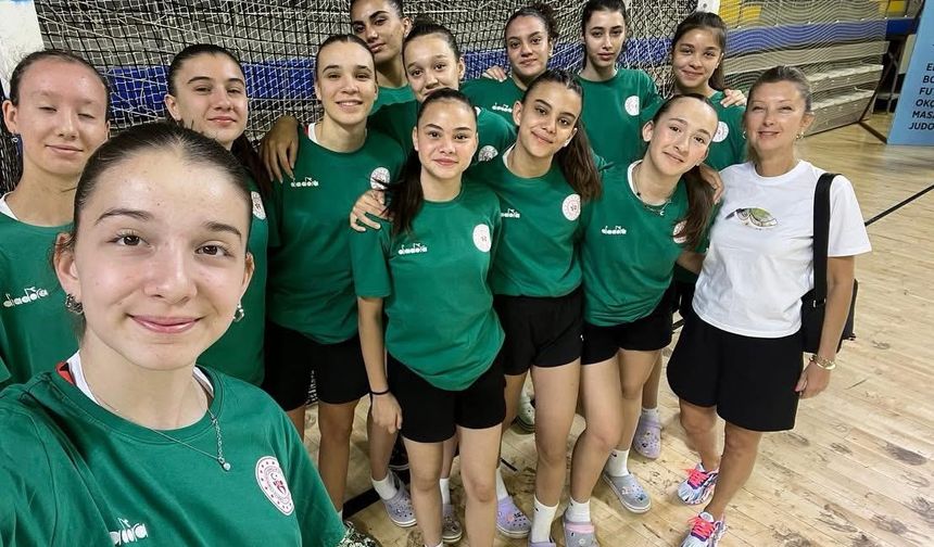 Eskişehir Kız Voleybol Takımı Türkiye yarı finallerinde