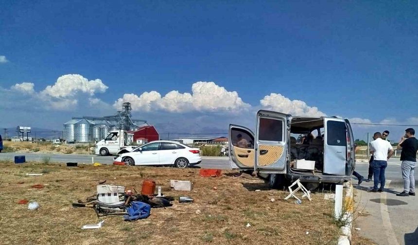 Kavşakta çarpışan iki otomobil hurdaya döndü: 5 yaralı